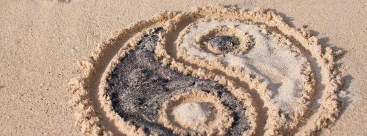 Yin yang teken in het zand