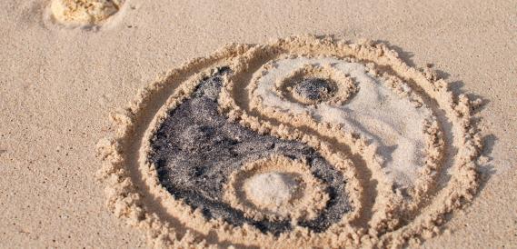 Yin yang teken in het zand